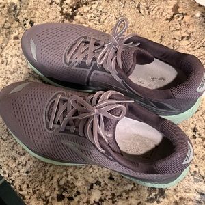 Brooks Adrenaline 20 running shoes. Womens size 9.5. Gently used condition